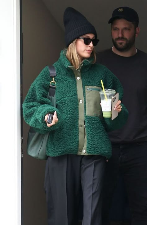 Polar Outfit, Hailey Baldwin Street Style, Cold Fashion, Gigi Hadid Outfits, Hailey Bieber Style, Hailey Rhode Baldwin, Hailey Rhode, Sandy Liang, Womenswear Fashion