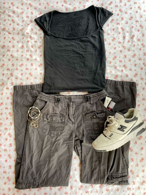 Brandy Cargo Pants Outfit, How To Style Grey Cargo Pants, Outfits With Grey Cargo Pants, Kim Cargo Pants Brandy Melville, Grey Cargos Outfit, Fall Outfits New Balance, Grey Cargo Outfit, Grey Cargo Pants Outfit, Kim Cargo Pants