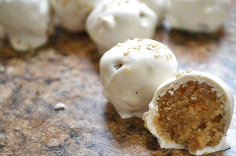 This Cookie Butter Cake Ball Recipe is Absolute Perfection Cookie Butter Cake, Cake Balls Recipe, Speculoos Cookie Butter, Cake Ball Recipes, Biscoff Cake, Cake Ball, Raw Cake, Eat Cookies, Cookie Butter