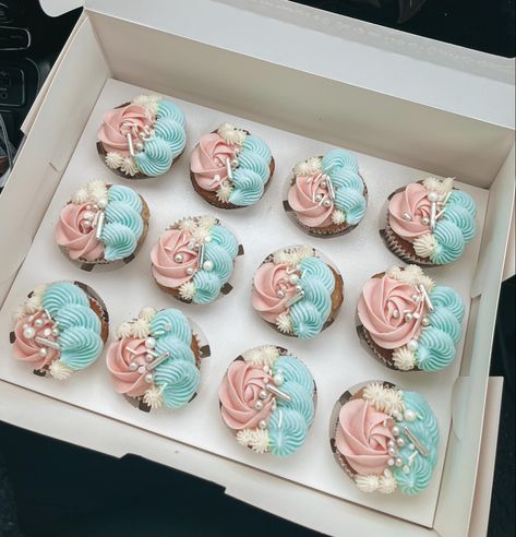 Food Table Gender Reveal, Gender Reveal Cupcake Ideas Pink Blue, Gender Reveal Desserts Treats, Cupcakes For Gender Reveal Party, Gender Reveal Cupcake Ideas Simple, Gender Reveal Cupcakes Pink And Blue, Cupcake Gender Reveal Ideas, Gender Reveal Party Cookies, Gender Reveal Dessert Ideas