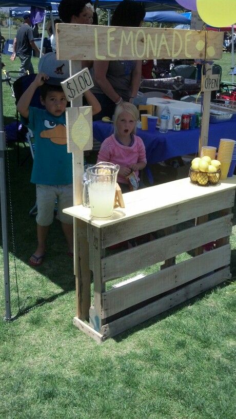 Home made lemon aid stand using a pallet and a few extra pieces Lemon Aid Stand Diy, Lemon Aid Stand Ideas, Lemon Aid Stand, Pallets Furniture Diy, Outdoor Kindergarten, Cowboy Themed Birthday Party, Lemon Aid, Pallets Furniture, Diy Lemonade Stand