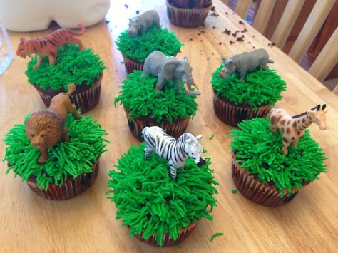 Safari Party Cupcakes, Diy Safari Cupcakes, Jungle Birthday Cupcakes, Zoo Themed Cupcakes, Jungle Party Cupcakes, Zoo Cupcakes Birthday, Jungle Cupcakes Safari, Safari Animal Cupcakes, Safari Themed Cupcakes