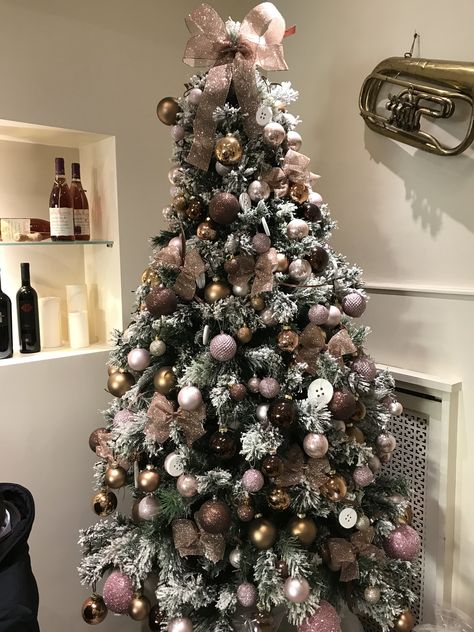 Christmas Tree Idea, Best Christmas Tree Decorations, Christmas Tree Decoration Ideas, Rose Gold Christmas Tree, Tree Decoration Ideas, Christmas Tree And Fireplace, Best Christmas Tree, Flocked Christmas Trees Decorated, Rose Gold Christmas