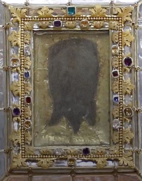 The Veil of Veronica: St. Peter's Basilica, Rome. Veil Of Veronica, Sagrada Face, St Veronica, Jesus Love Images, Christ Artwork, Vampire Chronicles, The Vampire Chronicles, St Peters Basilica, Jesus Christ Artwork