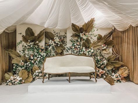 Pelamin Outdoor, Pelaminan Rustic, Wedding Pelamin, Contemporary Wedding Decor, Pelamin Cantik, Wedding Ceremony Backdrop Outdoor, Pelamin Nikah, Pastel Wedding Decorations, Asian Wedding Decor