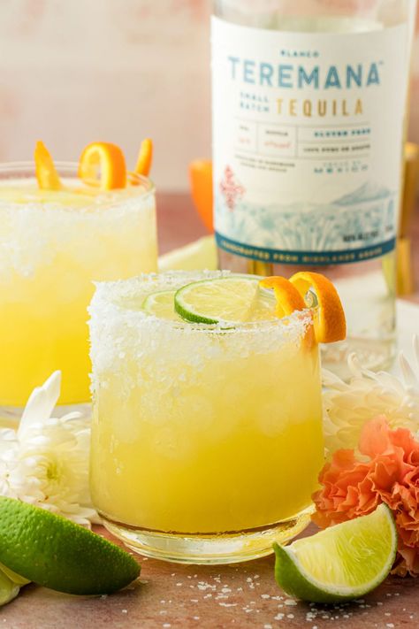 This Skinny Margarita is perfect when you're craving that fresh mix of limes and tequila but trying to save on calories! Mix it up and serve it on the rocks in just 5 minutes! Fresh Margarita, Fiesta Recipes, Best Margarita Recipe, Virgin Drinks, Booze Drink, Margarita On The Rocks, Tequila Margarita, Margarita Mix, Alcohol Drinks