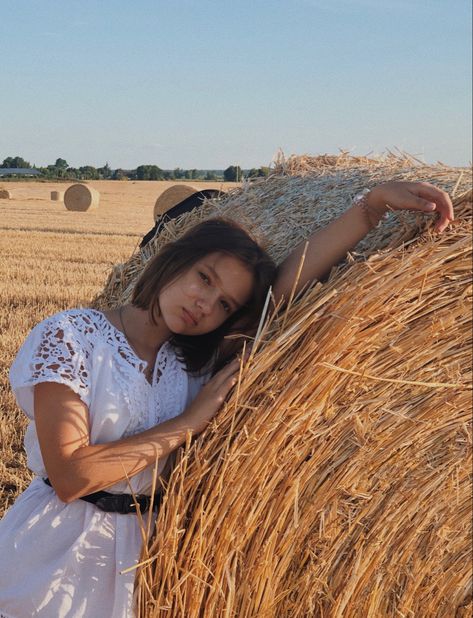 Straw Bales Photoshoot, Hay Bales Photoshoot, Hay Photoshoot, Haybale Photoshoot, Hay Bale Photoshoot, Village Photos, Sunflower Photo, Nature Photoshoot, Creative Photoshoot Ideas