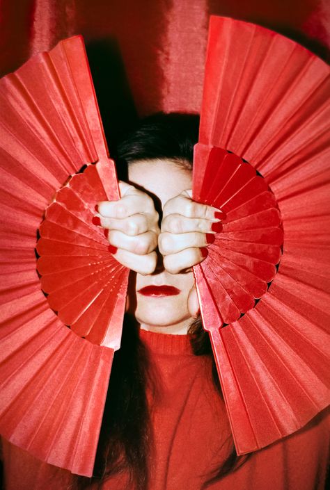 Red Photography, French Photographers, Red Aesthetic, Hand Fan, Pose Reference, Photo Inspiration, Portrait Photography, Art Photography, Umbrella