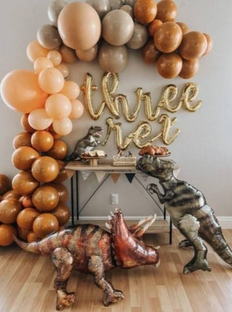 Dinosaur Party Decor, Dinosaur Diy, Dinosaur Themed Birthday Party, Baby Birthday Themes, Third Birthday Party, Diy Balloon, Kids Birthday Themes, Dino Birthday, Dinosaur Birthday Party