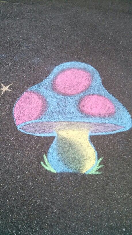 Shroom sidewalk chalk doodle :) Indie Chalk Art, Easy Chalk Doodles, Chalk Drawing Ideas Easy, Chalk Doodles Sidewalk, Easy Chalk Drawings Kids, Chalk Drawing Ideas Sidewalk, Street Chalk Art Easy, Things To Make With Chalk, Trippy Chalk Art