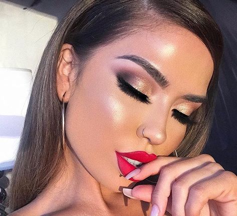 Red Lip Smokey Eye Makeup Look, Smokey Eye With Red Lips, Natural Summer Makeup, Shimmery Eyeshadow, Formal Makeup, Red Lip Makeup, Neutral Makeup, Pinterest Makeup, Trendy Makeup