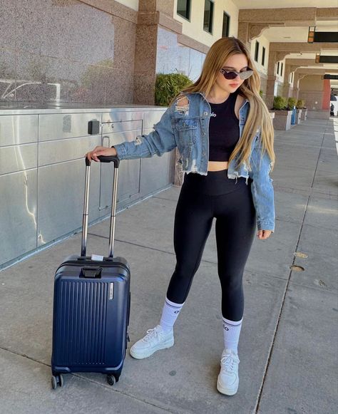 Airport Outfits, Leggings And Socks, Travel Outfits, Socks Sneakers, Hair Tips, Airport Outfit, Outfit Casual, Outfits Casuales, Travel Outfit