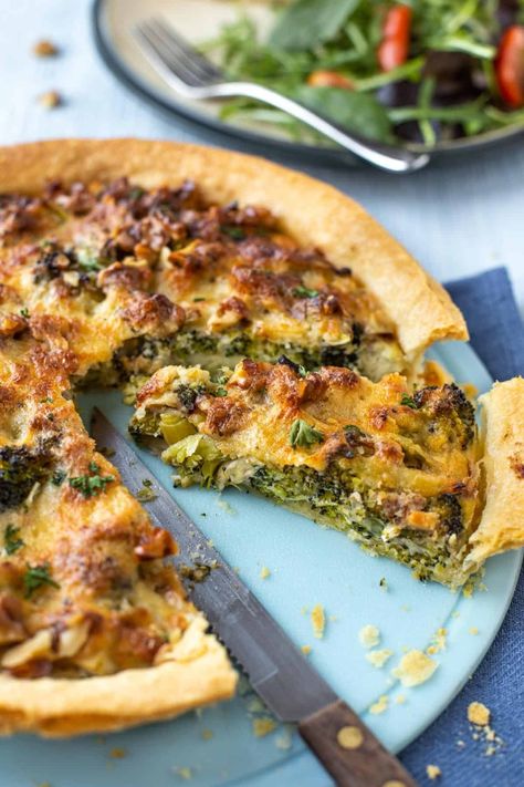 Smoked cheese and broccoli tart - this is utter magic! With crispy pastry, buttery leeks, and chopped walnuts - such a wonderful combination. #broccolitart #vegetariantart #cheesetart #leektart Broccoli Tart, Vegetarian Tart, Cheese And Broccoli, Vegetarian Christmas Dinner, Healthy Frittata, Vegetarian Recipes Lunch, Smoked Cheese, Savory Tart, Vegetarian Lunch