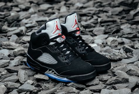 Jordan 5 Black Metallic, Nike Air Jordan 5, Sneaker Magazine, Jordan 5 Retro, Street Sneakers, Air Jordan 5 Retro, Air Jordan 5, Jordan 5, Hot Shoes