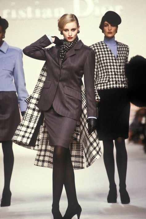 #dior #80sfashion #runway #powerdressing #1989 #fashion #style #suit 80s High Fashion Runway, Dior 80s Fashion, 80s Womens Suit, Power Dressing 80s, 1980s Office Fashion, Bourgeoisie Aesthetic, Dior Core, 80s Dior, 1980s Runway