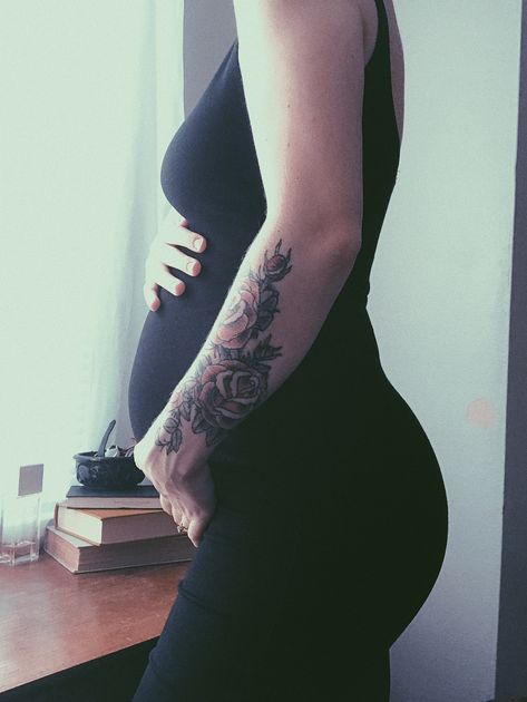 @veragrace instagram Classic Black dress #maternity #blackdress #style #tattoo #fashion #bumpstyle #armtattoo #roses #babyboy #babynumbertwo #21weeks #maternitystyle Pregnant Alternative Style, Goth Maternity Outfits, Goth Pregnancy Outfits, Goth Pregnancy, Goth Maternity, Black Dress Maternity, Pregnancy Outfit, Tattoo Fashion, Casual Edgy