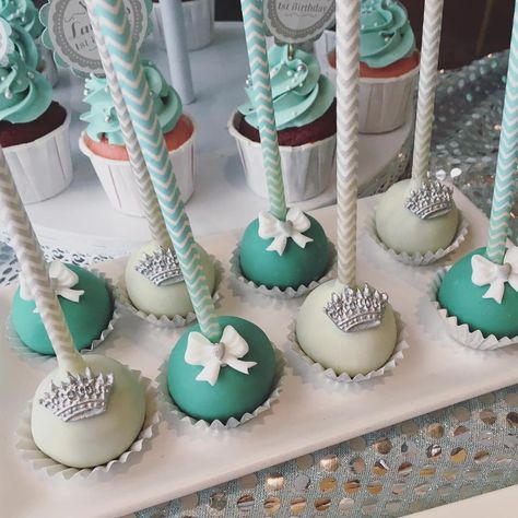 Tiffany And Co Cake Pops, Princess Themed Cake, Tiffany Cupcakes, Tiffany Blue Cakes, Princess Cake Pops, Bday Brunch, Tiffany Birthday Party, Themed Cake Pops, Dipped Treats