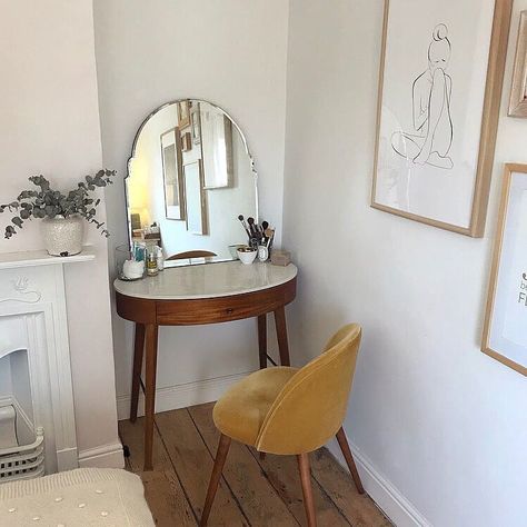 West Elm UK on Instagram: “The Penelope Mini Desk makes for the perfect dresser, especially when paired with this art deco style mirror by @ems_waters 💁‍♀️ Snap it up…” Mini Desk Bedroom, Make Up Table Design Bedrooms, West Elm Vanity, Desk Vanity, Mini Vanity, Interior Design Software, Vanity Mirrors, Mini Desk, Dekorasi Kamar Tidur