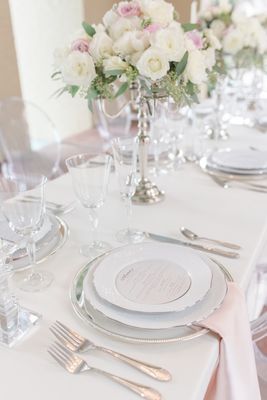 Click to find out just how they brought the timeless silver screen to life in this Silver Pink and Crystal Classic Wedding shoot. Pink And White Wedding Decor, Silver Wedding Decor, White And Silver Wedding, Round Table Settings, White Wedding Decor, Silver Wedding Decorations, Pink And White Wedding, Dreamy Decor, Pink And White Weddings