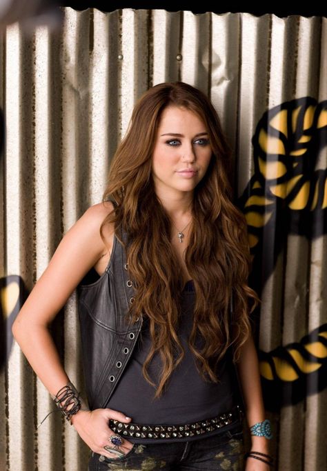 Hannah Montana Movie, Miley Cyrus Long Hair, Miley Cyrus Brown Hair, Old Miley Cyrus, Miley Cyrus Hair, Miley Stewart, Miley Cyrus Style, Party In The Usa, Artist Makeup