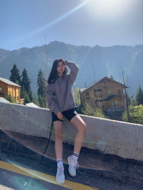 Mountain Aesthetic Outfit, Photoshoot Mountains, Mountains Photoshoot, Hiking Outfit Aesthetic, Bleach Hair Color, Bleach Hair, Cute Hiking Outfit, Mountain Aesthetic, Nainital