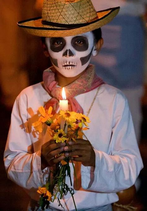 Con mucho respeto, celebrando el día de muertos. Hermosas tradiciones. Boys Dia De Los Muertos Makeup Ideas, Make Up Halloween Hombre, Halloween Makeup For Kids, Halloween Hombre, Dead Makeup, Mascaras Halloween, Make Up Halloween, Sugar Skull Makeup, Face Painting Halloween