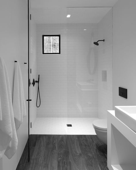 The minimalistic bathroom at the center of the studio separates the sleeping area from the living area . Makeover Kamar Mandi, Dekorere Bad, Japanese Bathroom, Minimalist Bathroom Design, Interior Design Minimalist, Bad Inspiration, Decor Ikea, Minimalist Bathroom, Vintage Eclectic