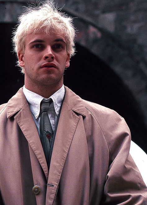 Jonny Lee Miller as Sick Boy in Trainspotting, 1996. Jonny Lee Miller, Sick Boy, Lee Miller, Trainspotting, Blonde Hair, A Man, Blonde, Hair