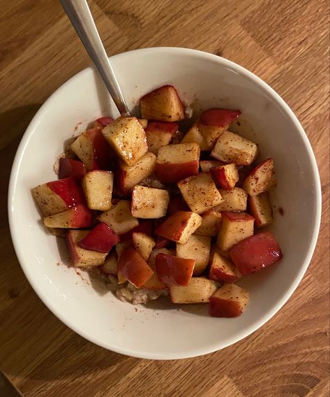 #cinnamon #apple #oatmeal #autumn #fall #aesthetic #halloween #recipe Apple Pie Fall Aesthetic, Cinnamon Apple Aesthetic, Autumn Snacks Aesthetic, Apple And Cinnamon Aesthetic, Autumn Grocery List, Apple With Cinnamon Aesthetic, Healthy Fall Foods Aesthetic, Healthy Fall Meals Aesthetic, Fall Food Breakfast