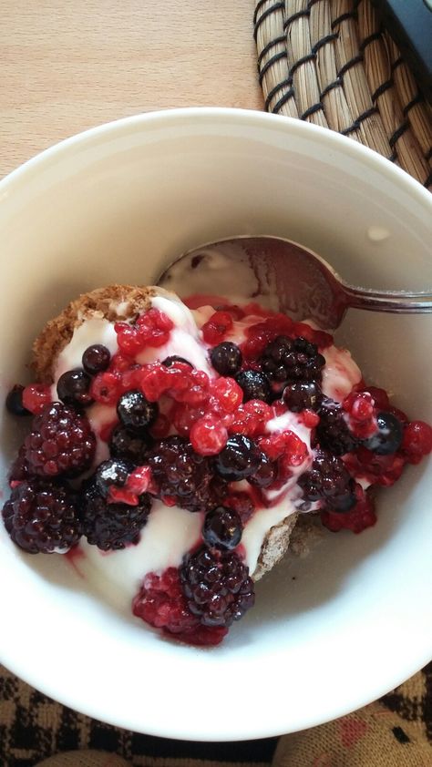 Natural fat free yoghurt, summer berries and healthy b weetabix Yoghurt And Berries, Weetabix Aesthetic, April Vibes, Berry Yogurt, Bakery Foods, Yogurt Bowl, Fruit Breakfast, Summer Berries, Food Inspo