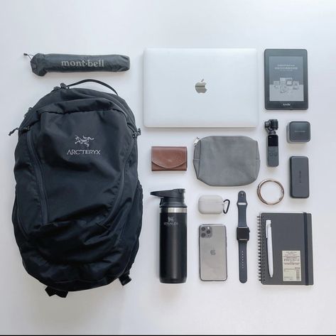 Bose Nc 700 Aesthetic, Men Backpack Aesthetic, Tech Industry Outfits, Whats In My Bag Men, Men’s Essentials, Gorpcore Accessories, Gorpcore Essentials, Men Essentials Man Stuff, Mochila Edc