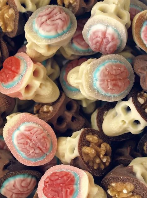 Incredibly detailed psychedelic chocolate skulls | Boing Boing Zombie Dance, Halloween Deserts, Candy Skulls, Spooky Treats, Food Market, Culinary Arts, Delicious Chocolate, Dance Party, Cute Food