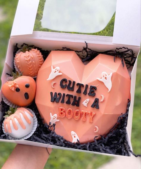 Halloween Smash Heart, Smash Chocolate Heart Halloween, Aesthetic Chocolate Covered Strawberries, Chocolate Covered Treat Boxes, Halloween Breakable Heart, Fall Cakesicles, Breakable Chocolate Heart Ideas, Halloween Strawberries, Smash Chocolate