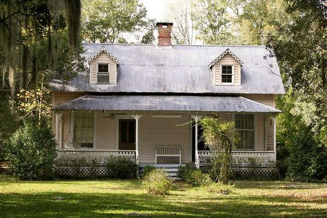 Reminds me of my childhood home in Wellborn,FL. My Dad renovated an old general store and put a metal roof on top just like this! Florida Cracker, Cracker House, Attic House, Attic Bathroom, Attic Design, Attic Apartment, Attic Renovation, Attic Remodel, This Old House