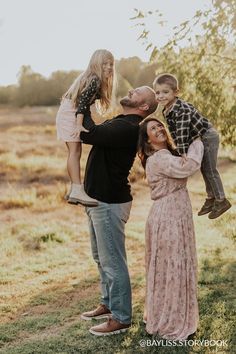 Family Photo Shoot, Family Holiday Photos, What Should I Wear, Holiday Looks, Classic Dress, Family Photoshoot, Family Pictures, Family Photo, Holiday Dresses