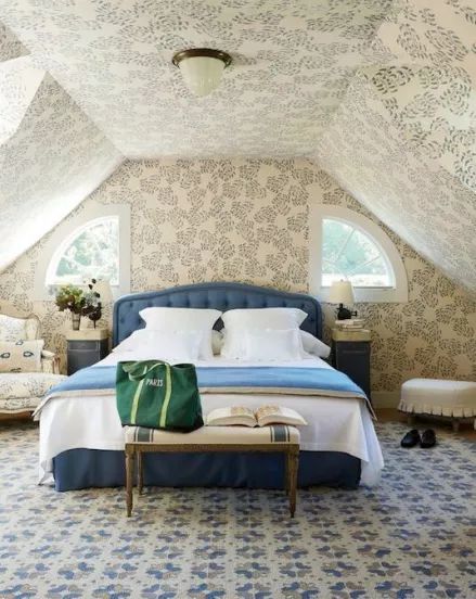 How to wallpaper sloping or slanting ceilings - choice of wallpaper, ideas and methods | Blog | Wallpaper from the 70s Attic Guest Room, Attic Renovation Ideas, Attic Renovation, Attic Spaces, Attic Bedroom, Attic Rooms, Wallpaper Bedroom, Beautiful Bedrooms, Of Wallpaper