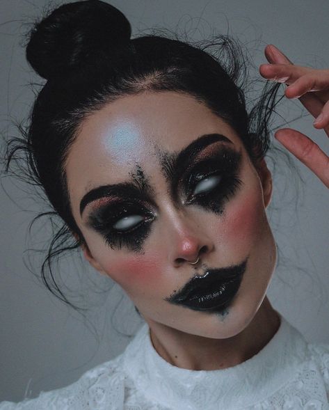 Scary Doll Makeup, Makeup Zombie, Creative Halloween Makeup, Halloween Makeup Clown, Halloweenský Makeup, Halloween Make-up Looks, Creepy Makeup, Drag Make-up, Cute Halloween Makeup