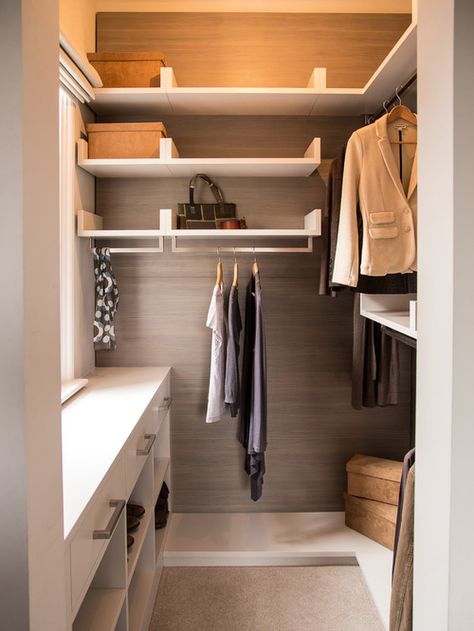 Small Walk In Closet Design Ideas, Remodels & Photos Small Walk In Closet Organization, Ideas Armario, A Walk In Closet, Organizing Walk In Closet, Organiser Son Dressing, Small Walk In Closet, Corner Closet, Dressing Design, Ikea Closet