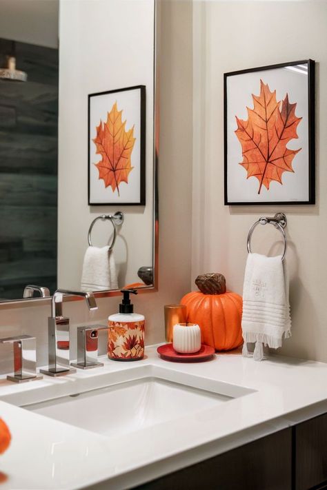 Bathroom Refresh Ideas, Autumn Bathroom, Thanksgiving Table Decor Ideas, Fall Bathroom Decor Ideas, Natural Fall Decor, Halloween Bathroom Decor, Fall Bathroom Decor, Bathroom Towel Decor, Fall Bathroom