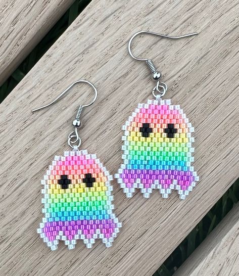 90s Crafts, Rainbow Ghost, Brick Stitch Pattern Earring, Brick Stitch Earring, Brick Stitch Tutorial, Miyuki Beads Pattern, Seed Bead Projects, Seed Bead Jewelry Patterns, Seed Bead Crafts