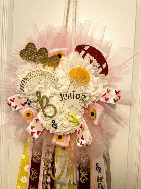 Not your typical mum! Check out this cute and girly heart shaped Texas style homecoming mum ❤️ Heart Shaped Homecoming Mums, Heart Mum, Hoco Mums, Senior Ideas, School Daze, Texas Style, Homecoming Mums, Homecoming, Heart Shapes