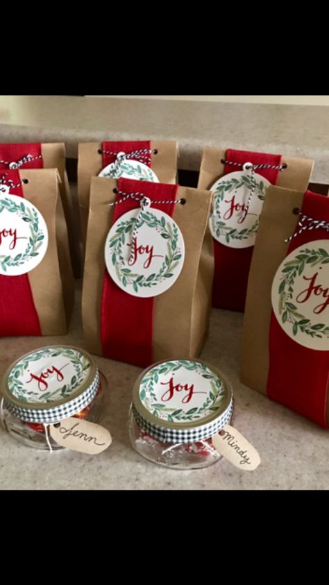 Brown bags and red ribbon Brown Lunch Bag Gift Bag Wrapping Ideas, Kraft Bag Christmas Packaging Ideas, Brown Bag Christmas Wrapping, Brown Paper Bag Decoration Ideas, Christmas Cookies Packaging, Paper Bag Crafts, Christmas Treat Bags, Easy Paper Crafts Diy, Floral Moon