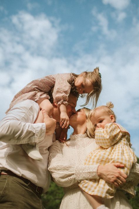 Ro Birkey, outdoor family photos, morning family session, lifestyle family photos, family outfit inspo, family poses ideas, family photos, lifestyle family photo session, motherhood photos, motherhood posing ideas