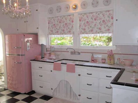 26 Retro Fridges for Modern Kitchen Design | http://www.littlepieceofme.com/kitchen/retro-fridges-for-modern-kitchen-design/ Retro Pink Kitchens, Cocina Shabby Chic, Shabby Chic Decorating, Casa Retro, Styl Shabby Chic, Fabulous Kitchens, Casa Vintage, Deco Retro, Pink Kitchen