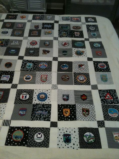 travel patch quilt - Google Search Military Quilts, National Park Quilt Blocks, Patch Display, Themed Quilts, Patches Display, Boy Scout Patches, National Park Patches, Souvenir Display, Quilt Patch