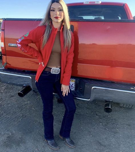 Red Ariat Jacket Outfit, Ariat Jacket Outfit, Ariat Jacket Woman Outfit, Ariat Jacket Woman, Takuache Girl Outfits For School, Ideal Girlfriend, Vaquera Fits, Jaripeo Outfits, Baile Outfits