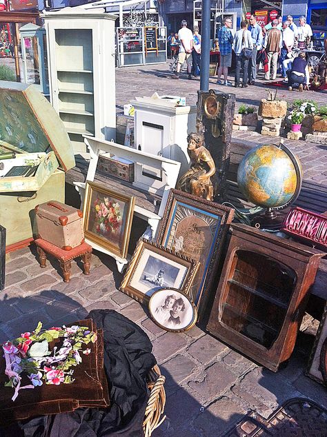 Flee Markets, Hgtv Flea Market Flip, Flea Market Aesthetic, Brimfield Flea Market, Fairy Face, Liege Belgium, Furniture Store Design, Flea Market Booth, Travel Belgium