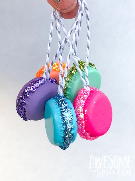 Present Toppers, Candy Christmas Tree, French Macaron, Candy Ornaments, Diy Christmas Tree Ornaments, Candy Theme, Candy Christmas Decorations, Christmas Gifts For Girls, Christmas Ornament Crafts