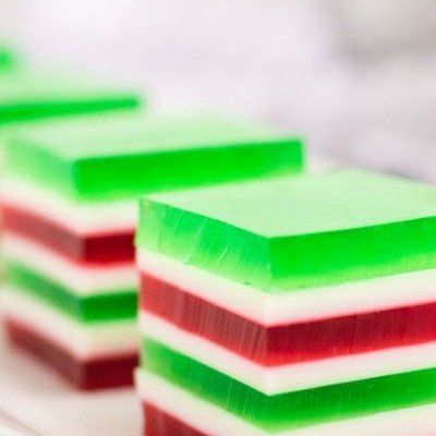 Jello Recipes Christmas, Layered Jello Recipe, Amish Pie, Finger Jello, Christmas Jello, Holiday Finger Foods, Amish Sugar Cookies, Jello Flavors, Layered Jello