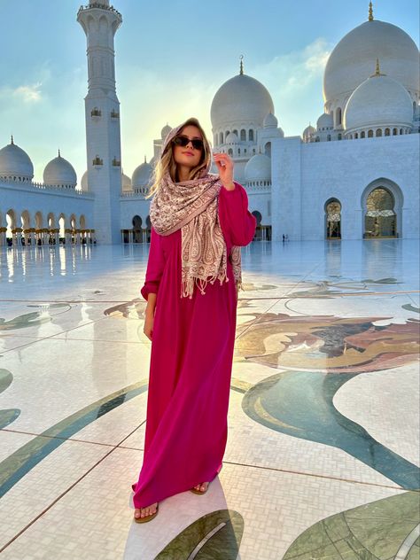 #grand #mosque #abudhabi #picture Mosque Photoshoot Ideas, Abu Dabi Outfit, Sheik Zayed Mosque Outfit, Abu Dabi Outfits Ideas, Desert Safari Outfit Dubai Women, Dubai Mosque Outfit, Mosque Outfit, Dubai Vacation Outfits, Dubai Outfits For Women